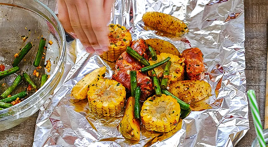 Колбаски с кукурузой и картофелем в фольге