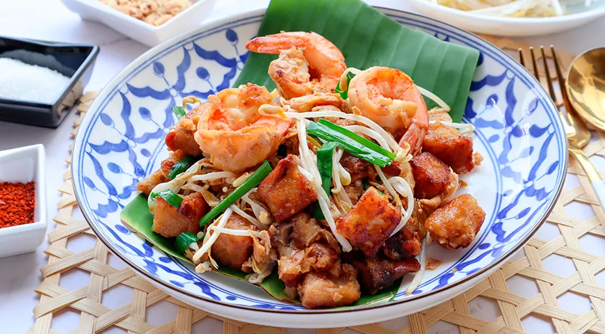 Chai Tow Kway: жареная лепешка из репы с креветками