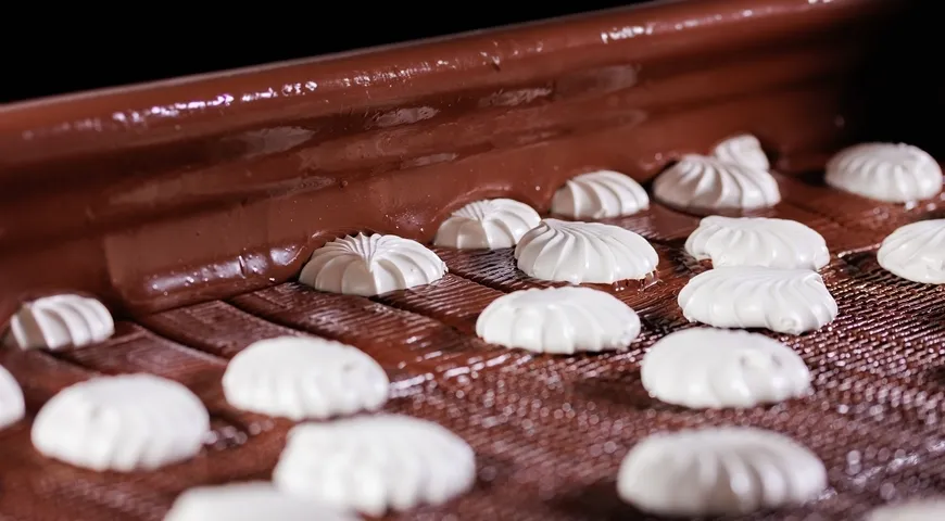 Первое промышленное производство зефира в шоколаде было запущено в 1960-х годах на знаменитой ленинградской кондитерской фабрике, носящей имя Крупской