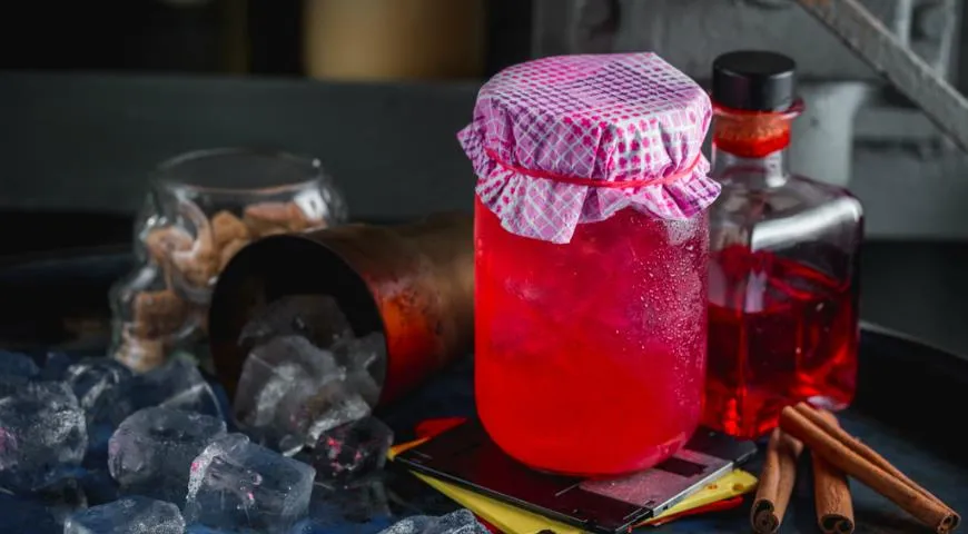 Лимонад с бузиной, клюквой и пряностями