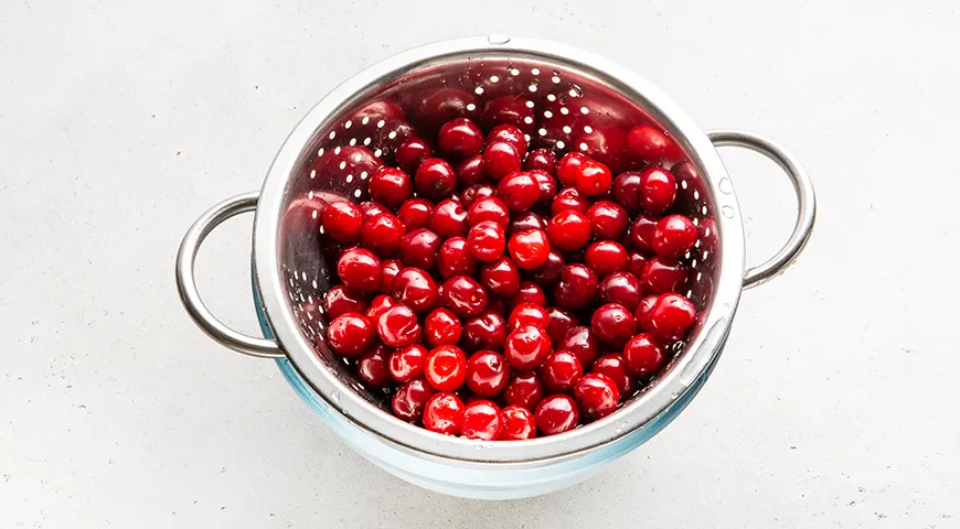 Компот из вишни с косточками