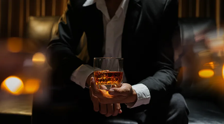 Тяжесть похмелья прежде всего связана с количеством выпитого. Различия между напитками существуют, но они не отменяют дозу алкоголя