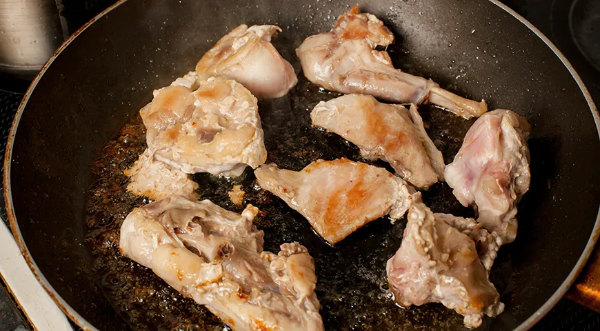 Жарьте куски кролика с одной стороны, пока не появится уверенная золотистая корочка