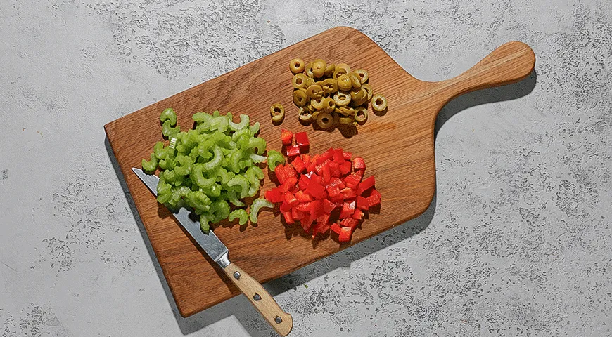Салат с тунцом и оливками