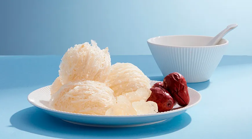 У качественных ласточкиных гнезд поверхность чистая, без темных пятен, черных включений