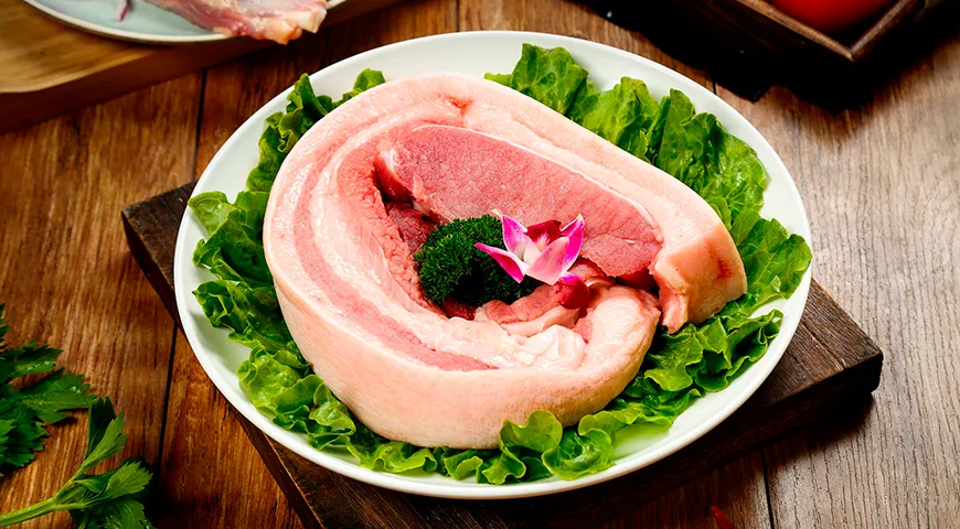 Для производства панчетты используется свежая свиная грудинка от молодых животных, выращенных на натуральных кормах