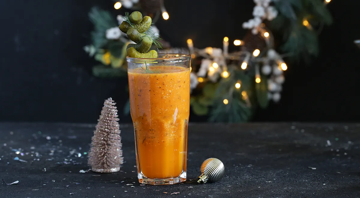 Рецепт коктейля «Морковная Мэри» из водки и морковного сока с добавлением тмина