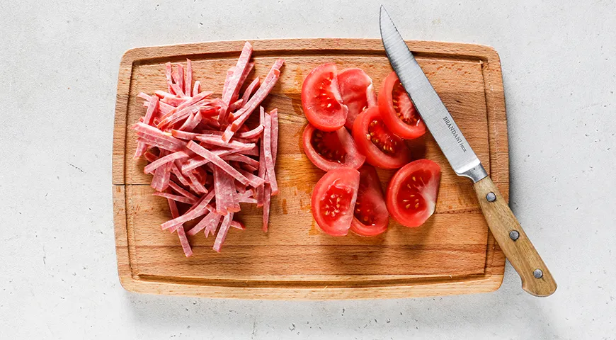 Салат из пекинской капусты с помидорами, сыром и колбасой