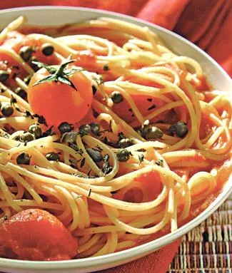 Спагетти с томатным соусом, тимьяном и каперсами