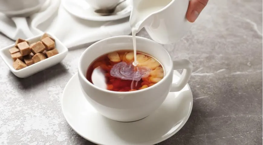 К чаю Елизавете II обязательно подавали молоко, а вот сахар королева в чай не добавляла