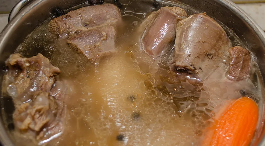 Основа самого вкусного холодца — густой, крепкий бульон. Таким он становится, если мясо томится в кастрюле несколько часов