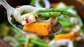 Салат из кальмаров со спаржей, манго и авокадо