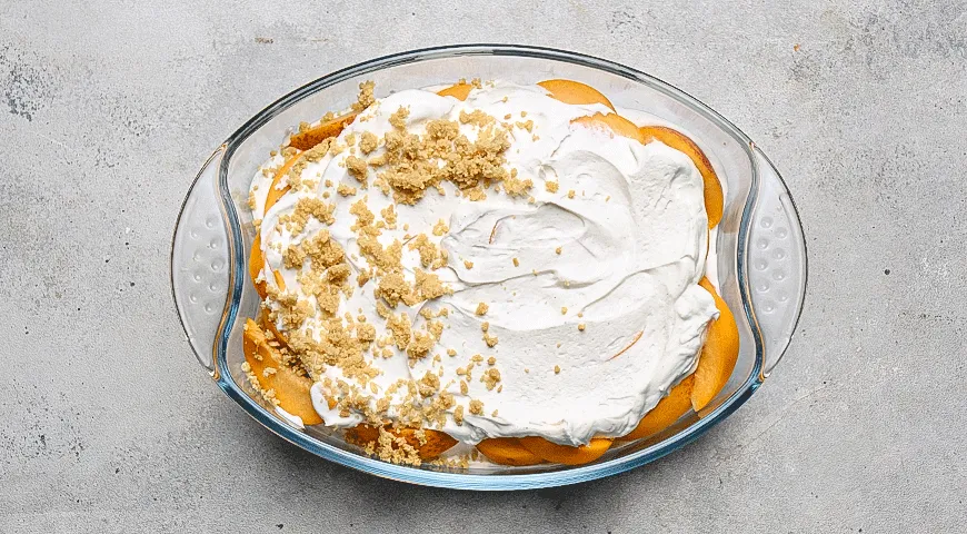 Сливочный десерт с персиками