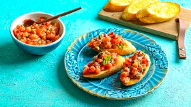 Чесночные брускетты с помидорами и сыром