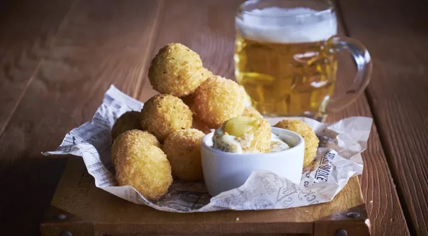 Ассорти сырных шариков с соусом ранч