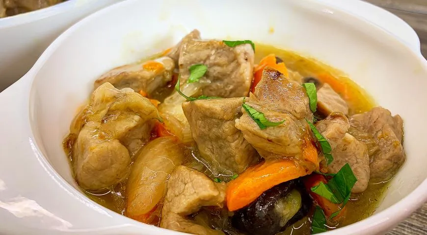 Тушеное мясо с черносливом