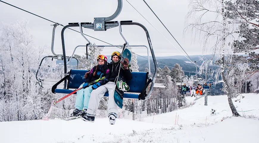 Зима в Златоусте­ – незабываемый отдых для горнолыжников. Снег держится до конца марта, а солнце радует ярким светом