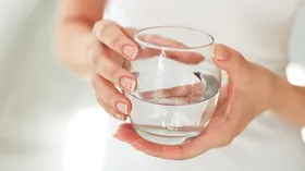 Диетолог развеяла миф о пользе стакана теплой воды по утрам
