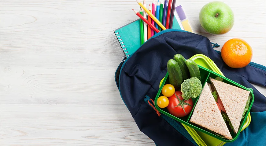 Чтобы огранизм школьника проще справлялся с умственной нагрузкой, питание должно иметь высокое содержание витаминов и микроэлементов