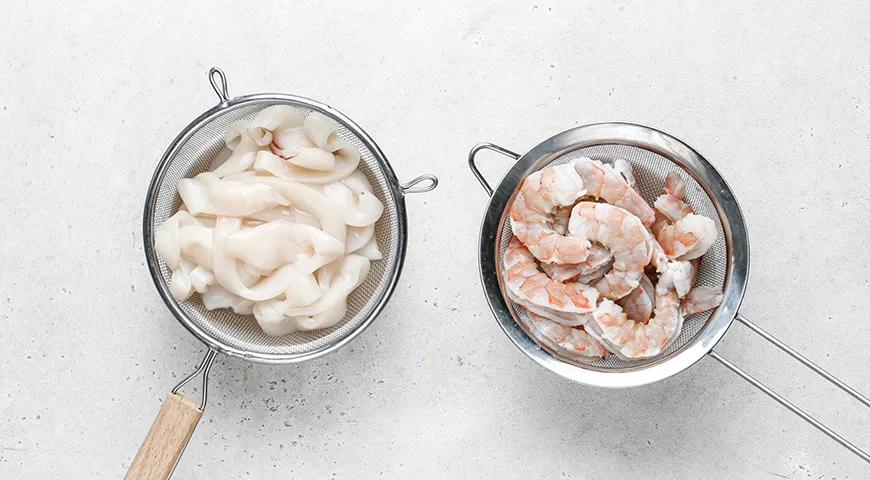 Паста с кальмарами и креветками в сливочном соусе