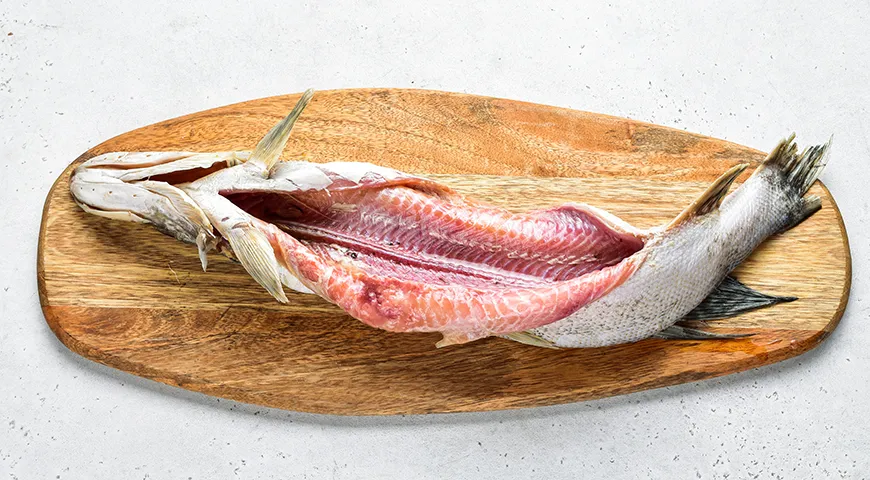 Филе свежей щуки — плотное, эластичное, не рыхлое. При разделке оно не расслаивается и не крошится