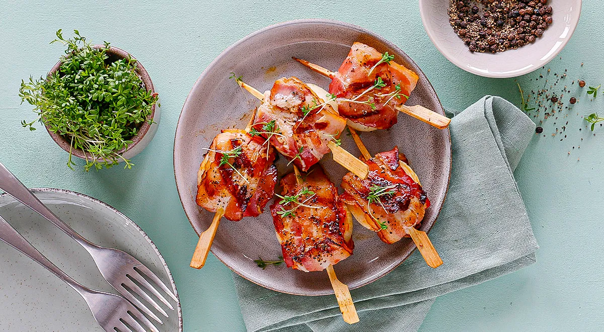 Рецепт острых луковых колец в беконе с соусом шрирача