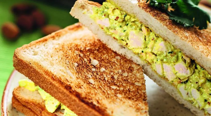 Тосты с салатом из курицы с карри