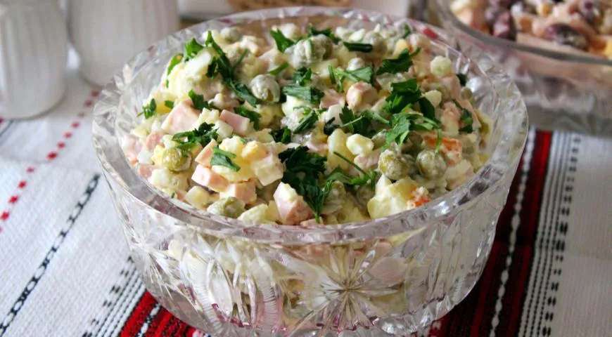 Салат с колбасой и зеленым горошком - рецепты с фото