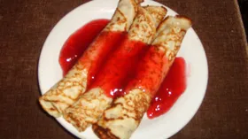 Яблочные блины с клюквенным соусом