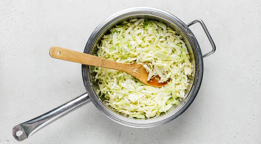 Заливной пирог с капустой, яйцами и зеленью