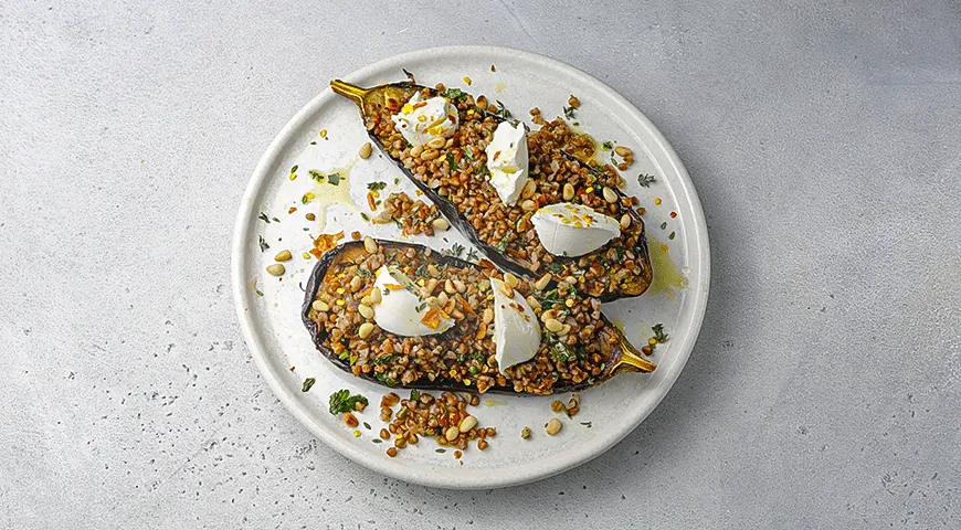 Запеченный баклажан с гречкой и творожным сыром