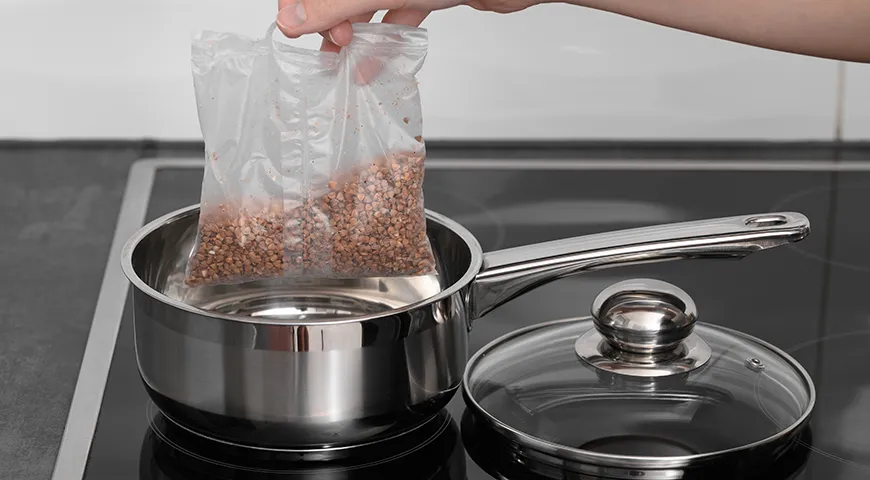 Для варки гречки в пакетиках воду наливают с запасом: пакет должен быть полностью покрыт