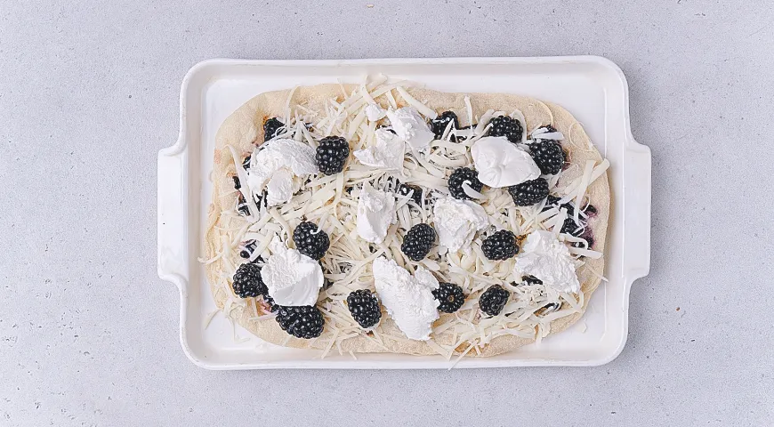 Пицца с ежевикой и рикоттой