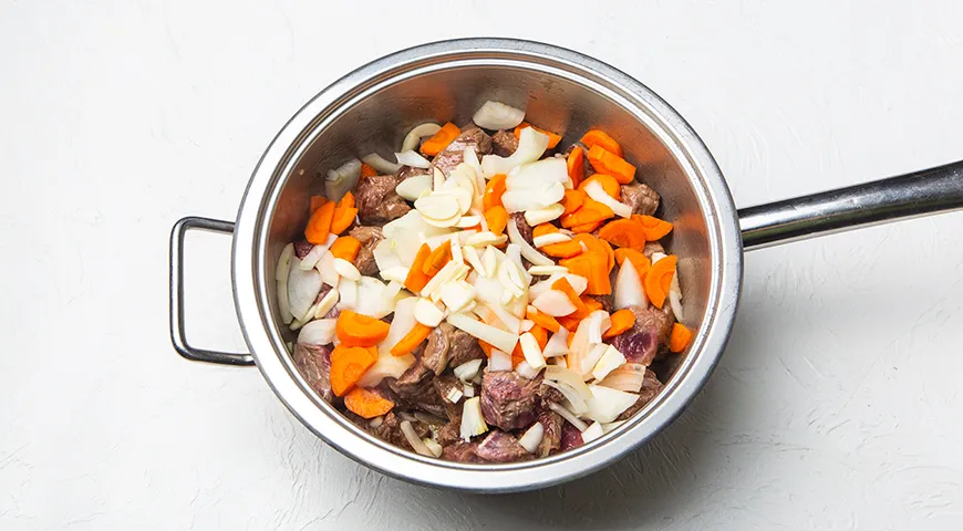 Тушенная картошка с мясом на сковороде