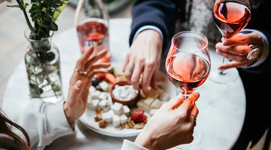 Для красных игристых вин используют привычные международные сорта: «пино нуар», «мерло», «каберне совиньон», «санджовезе»