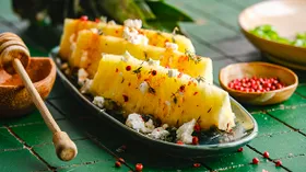 Ананас с медом и брынзой
