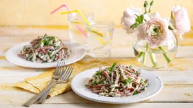 Рецепты с соусами, салатом и колбасой
