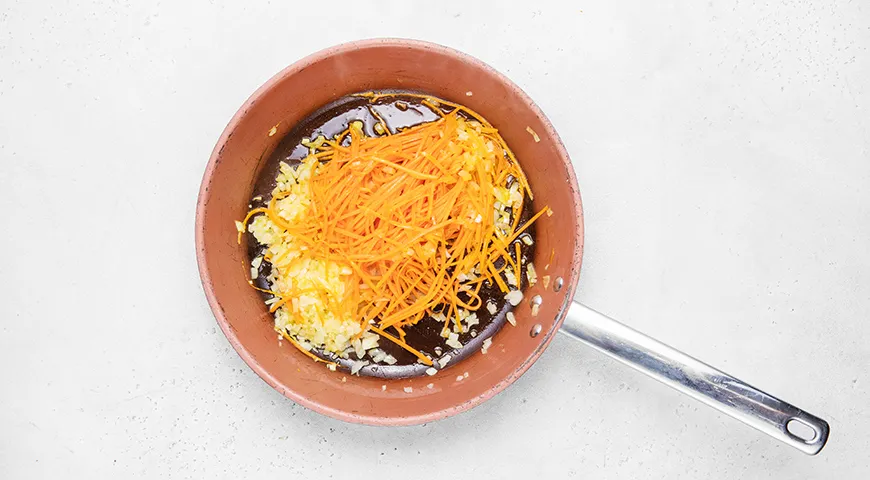 Картошка с охотничьими колбасками в духовке