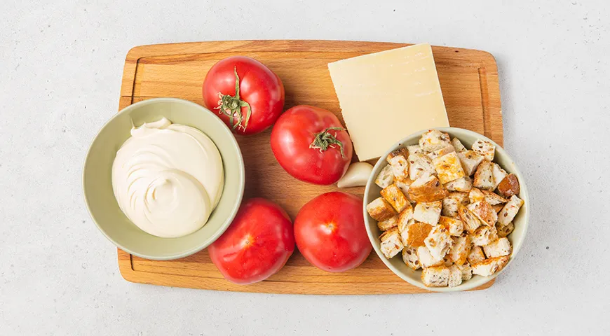 Салат Минутка из помидоров, сыра и сухариков