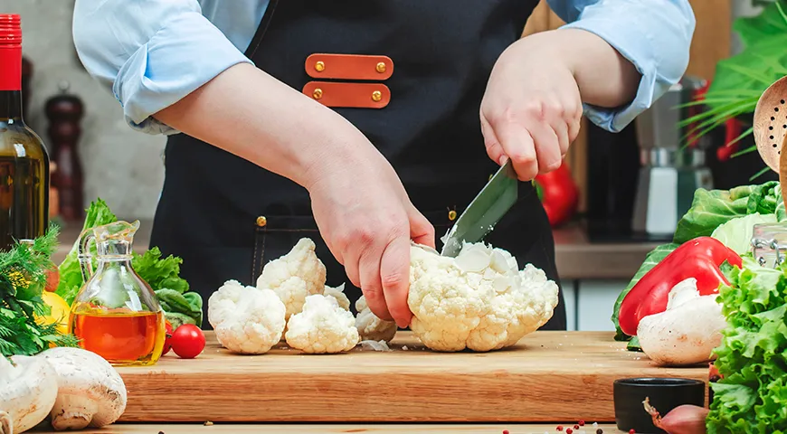 Чтобы подготовить цветную капусту к запеканию, разберите кочан на соцветия, а затем промойте проточной водой