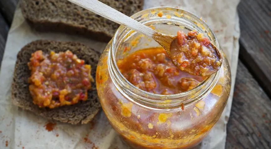 Аджика с хреном и чесноком