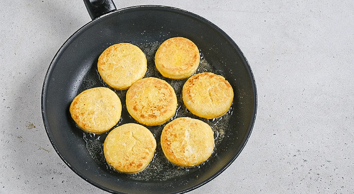 Жареный творог вместо сырников: разобрали, какой вариант завтрака полезнее