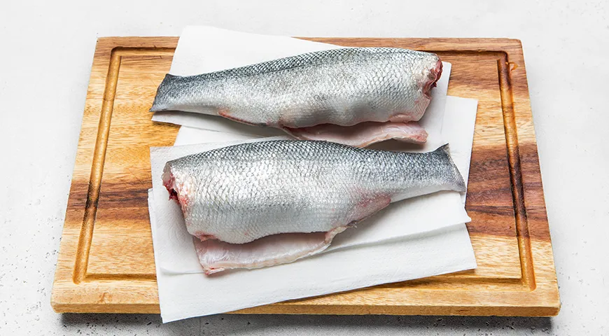 Запеченный жерех с картошкой и луком