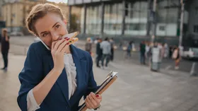 Почему вредно есть на ходу — рассказала врач