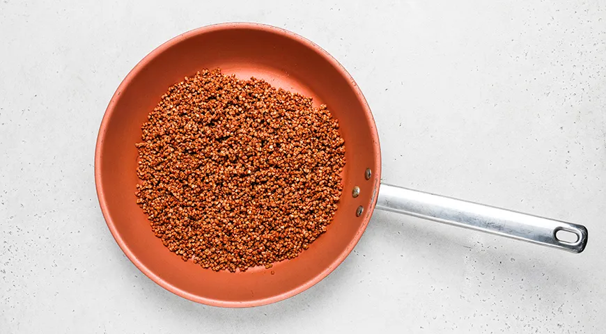 Гречка с тушёнкой и томатной пастой (на сковороде)