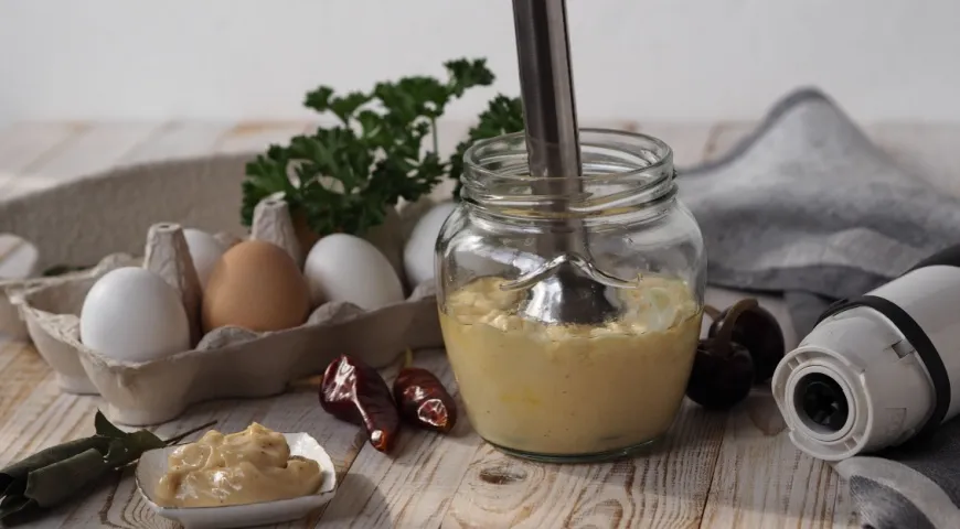 5 минут, блендер, пара яиц, йогурт — и у вас на столе вкусный соус