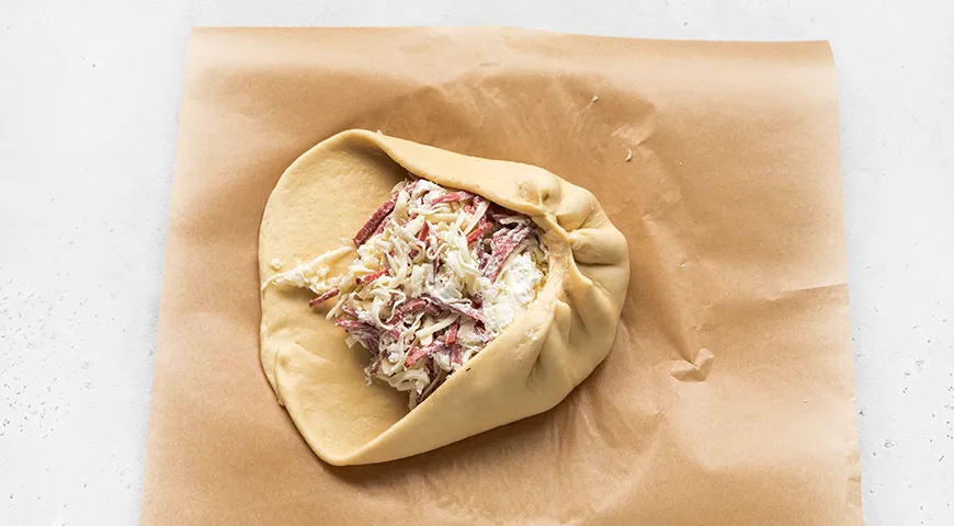 Хачапури с колбасой и сыром