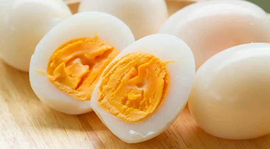 У яйца вкрутую белок и желток сварены полностью и равномерно