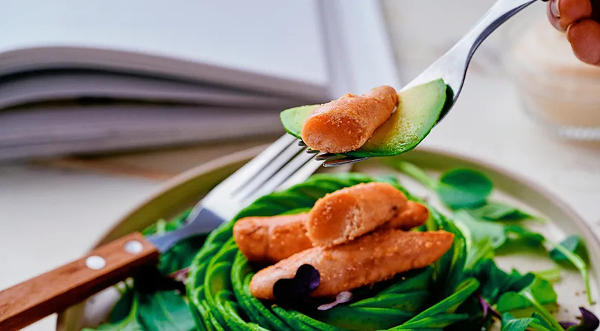 Салат с соленой икрой минтая