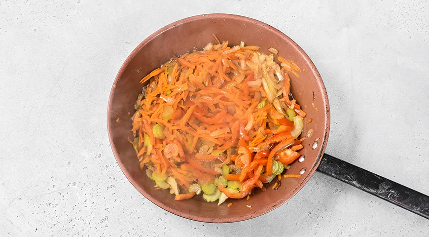 Тушеная рыба с овощами и сметаной на сковороде